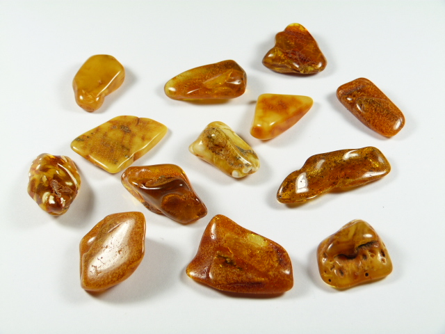 Bursztyn z Polaki, 1,7-2,1 cm (kamień słońca, szczęścia i pomyślności)